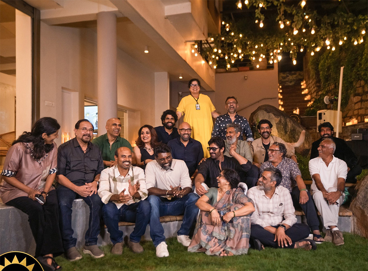 Celebrating_2010_20Years_20Of_20Baahubali_20Party_20Photos_20Goes_20Viral__20_283_29.jpg 3