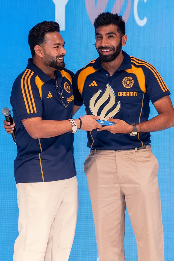Yuvraj_20Singh_20Hosts_20Star-Studded_20Charity_20Dinner_20Photos_20_2812_29.jpg 13