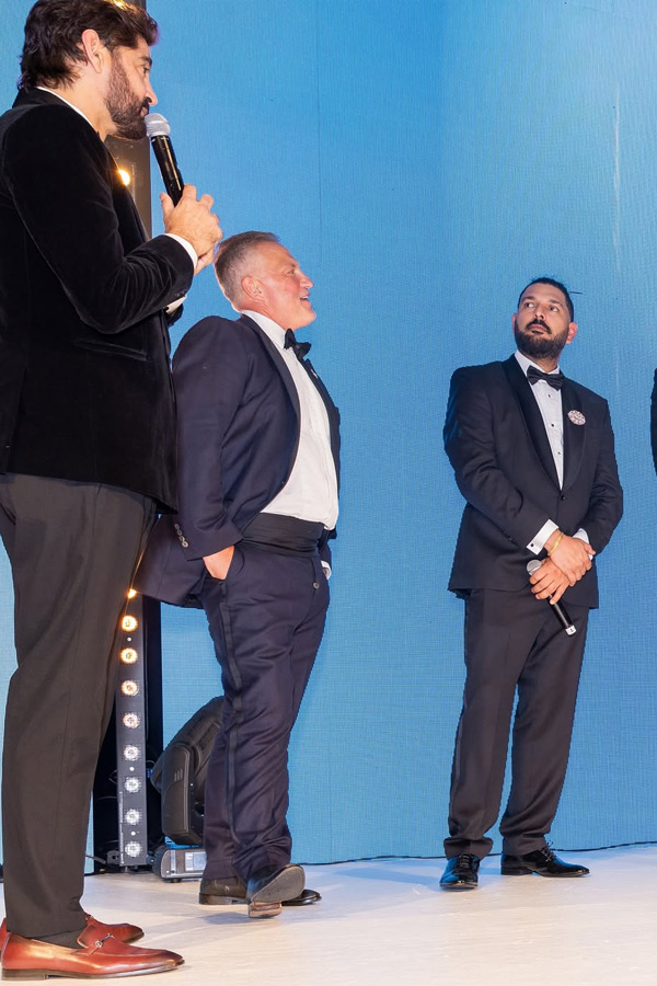 Yuvraj_20Singh_20Hosts_20Star-Studded_20Charity_20Dinner_20Photos_20_2813_29.jpg 14