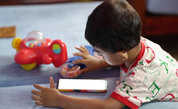Indian_parents_kids_Phones.jpg