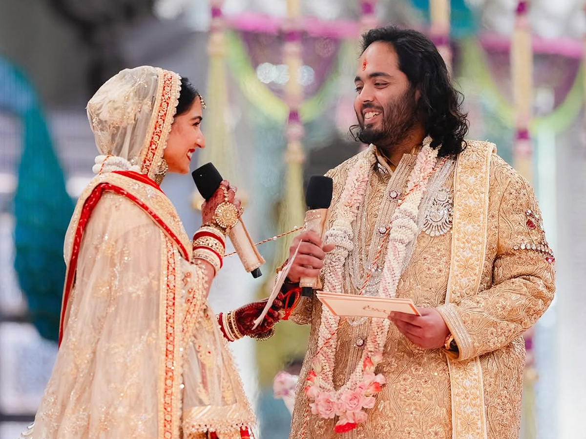 Radhika_20Merchant_2C_20Anant_20Ambani_201st_20wedding_20Anniversary_20Photos_20_281_29.jpg 3