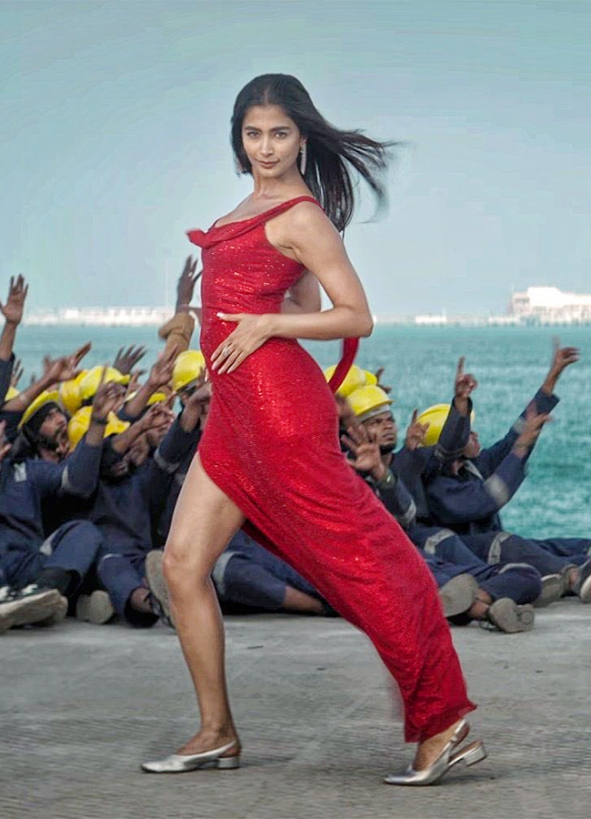 Actress_20Pooja_20Hegde_20Monica_20Song_20Stills_20HD_20__20_2815_29.jpg 13
