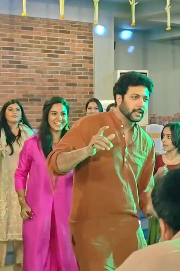 Hero_20Jayam_20Ravi_20dances_20At_20actor_20Arjuns_20wedding_20Photos_20_287_29.jpg 8