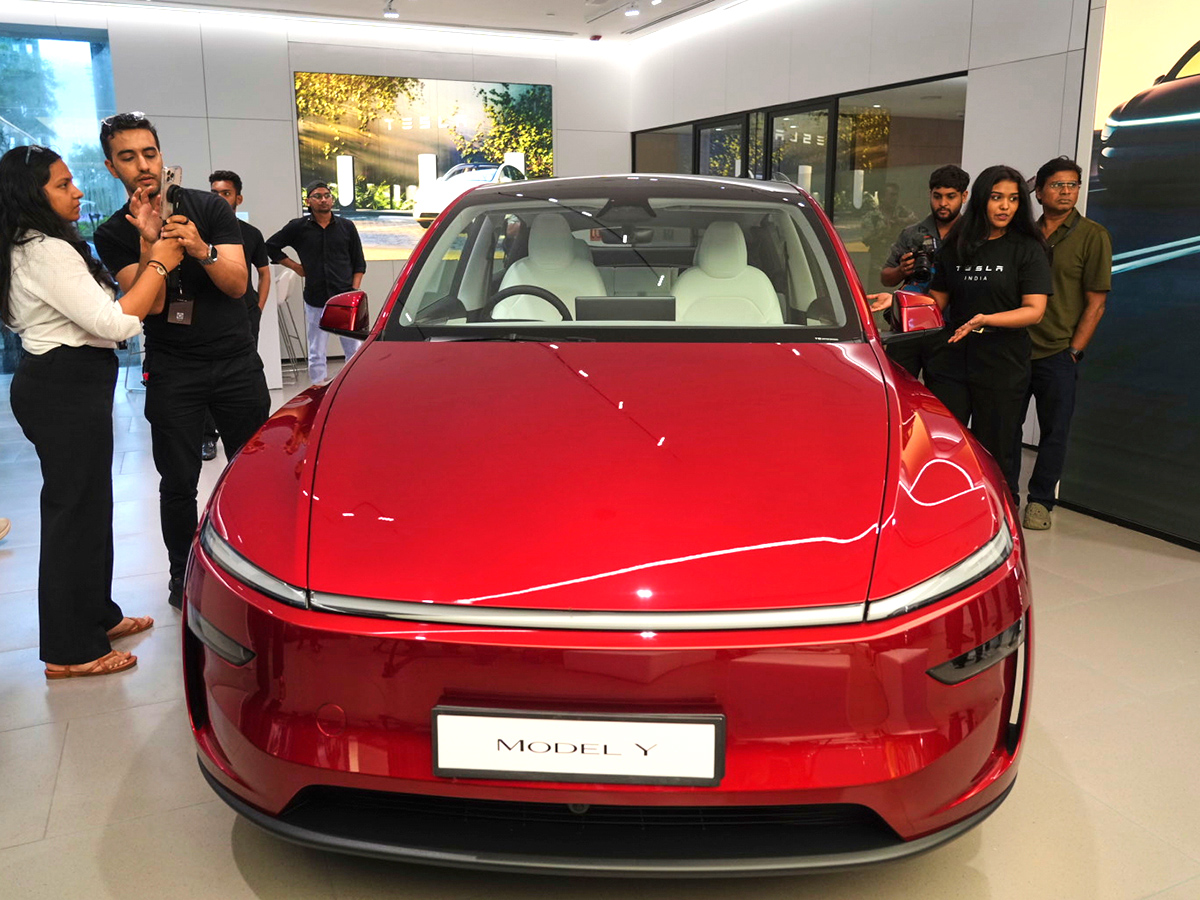 Tesla_20Model_20Y_20Vehicle_20inauguration_20of_20India_20first_20Tesla_20showroom_20in_20Mumbai_20__20_281_29.jpg 1