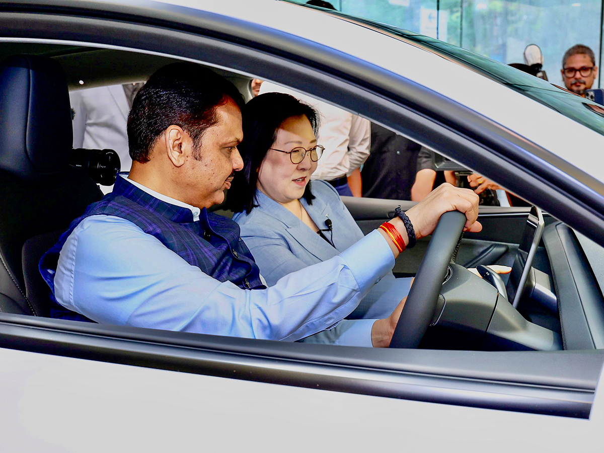 Tesla_20Model_20Y_20Vehicle_20inauguration_20of_20India_20first_20Tesla_20showroom_20in_20Mumbai_20__20_285_29.jpg 5