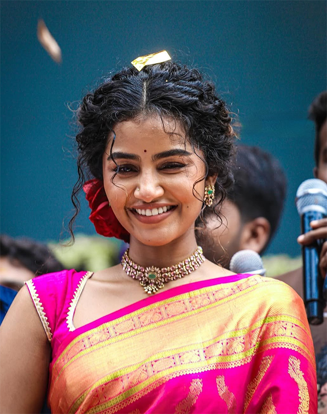 Actress_20Anupama_20Parameswaran_20at_20Karimnagar_20Photos_10.jpg 10