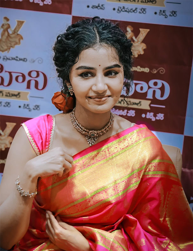 Actress_20Anupama_20Parameswaran_20at_20Karimnagar_20Photos_12.jpg 12