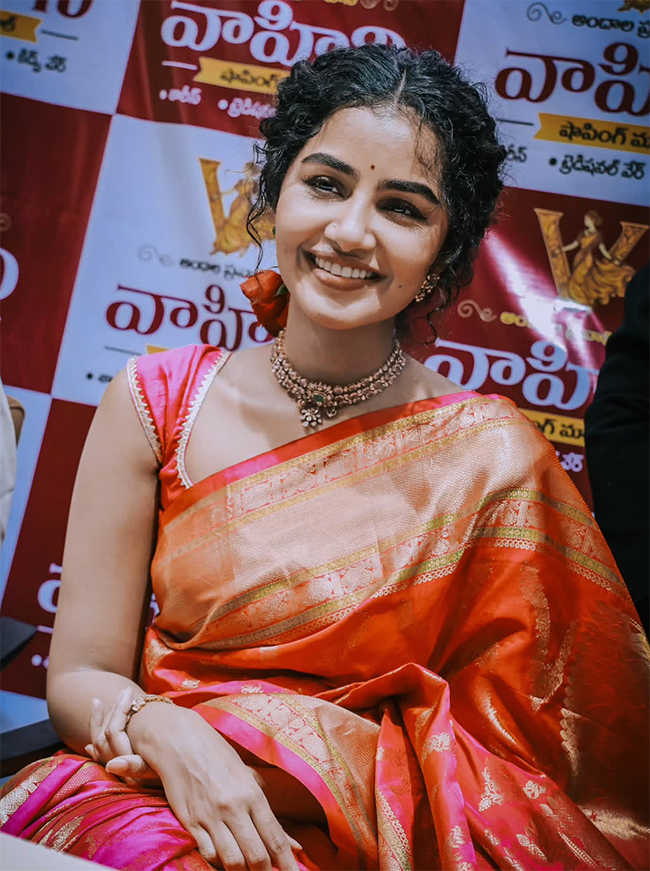 Actress_20Anupama_20Parameswaran_20at_20Karimnagar_20Photos_13.jpg 13