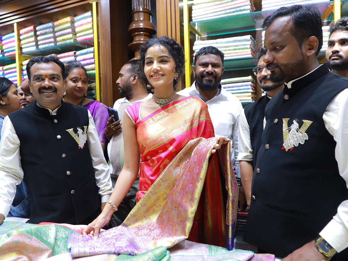 Actress_20Anupama_20Parameswaran_20at_20Karimnagar_20Photos_2.jpg 3