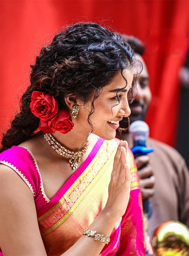 Actress_20Anupama_20Parameswaran_20at_20Karimnagar_20Photos_4.jpg 4