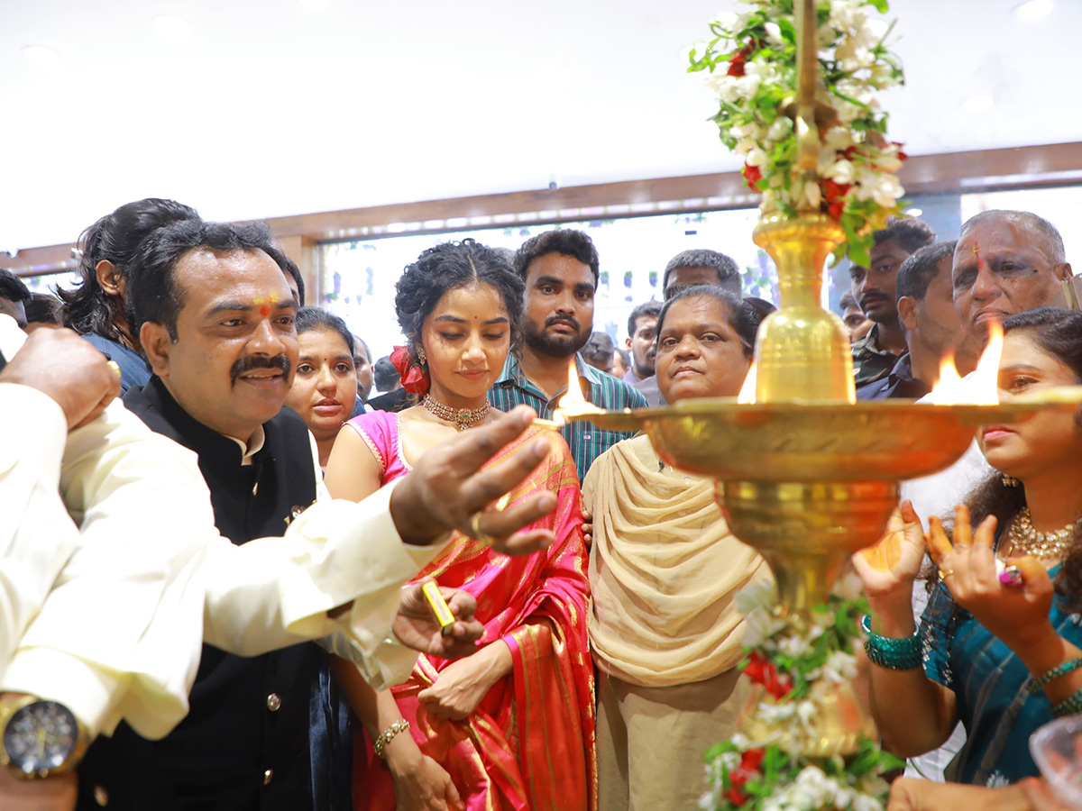 Actress_20Anupama_20Parameswaran_20at_20Karimnagar_20Photos_7.jpg 7