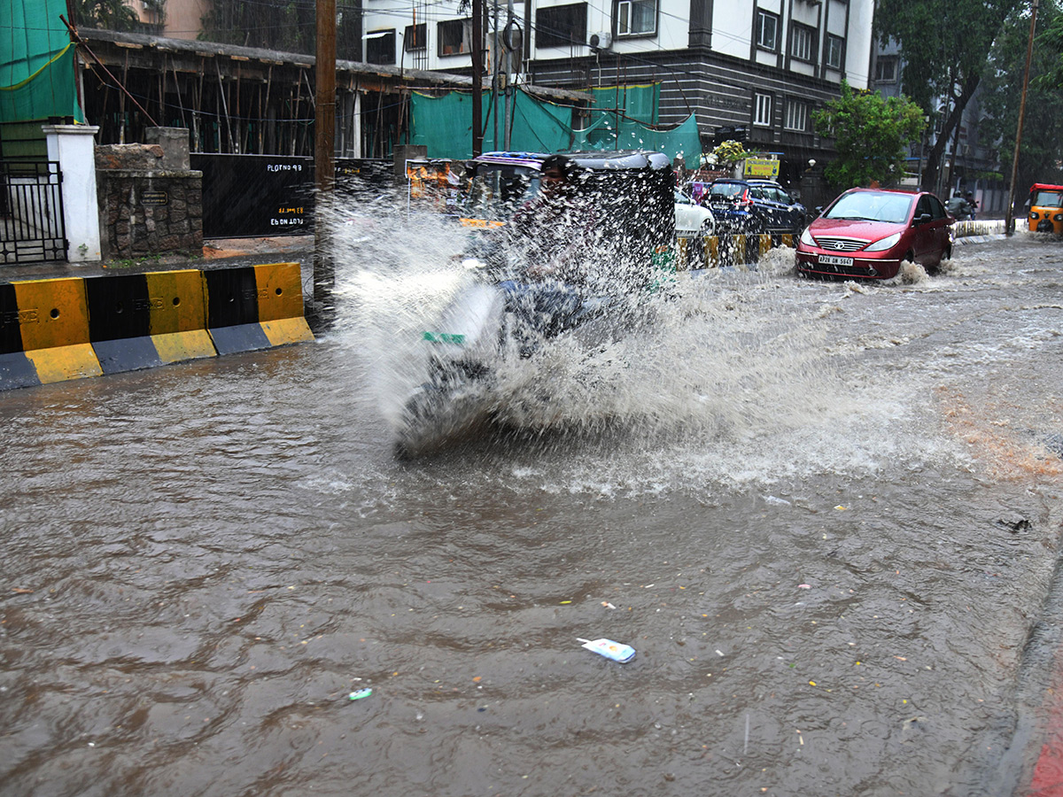 Heavy_20Rain_20Lashes_20Hyderabad_20Photos_20_2825_29.jpg 26