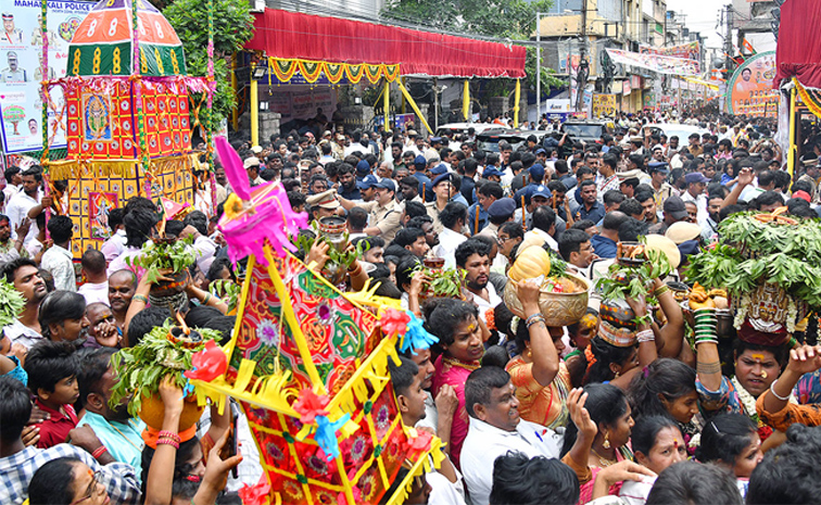 Lal-Darwaza-Bonalu.jpg