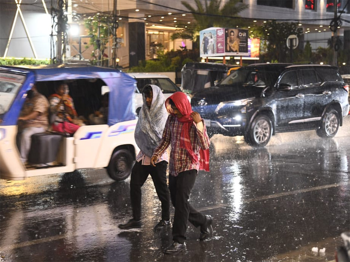 Heavy_20Rain_20in_20Vijayawada_20Today_20Photos__20_2811_29.jpg 11