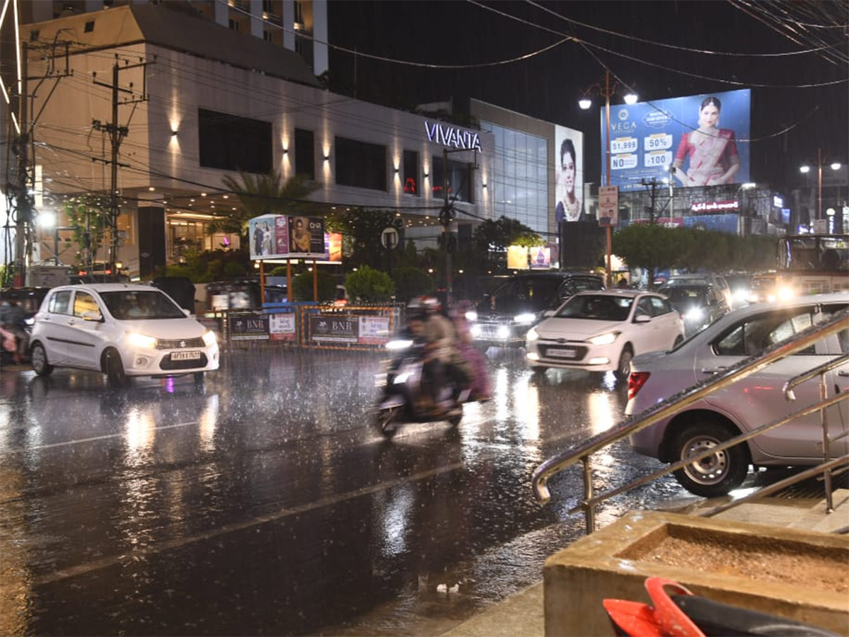 Heavy_20Rain_20in_20Vijayawada_20Today_20Photos__20_2812_29.jpg 12