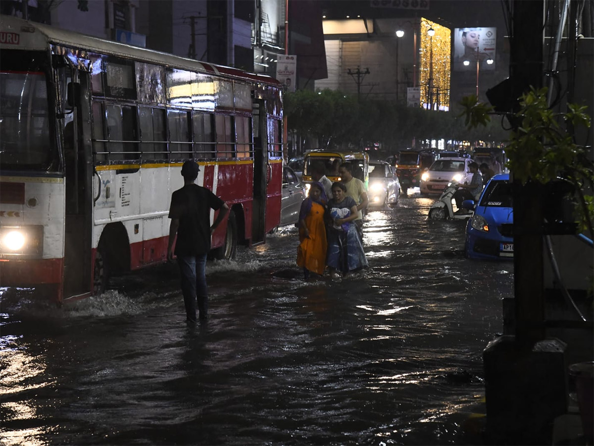 Heavy_20Rain_20in_20Vijayawada_20Today_20Photos__20_2813_29.jpg 13