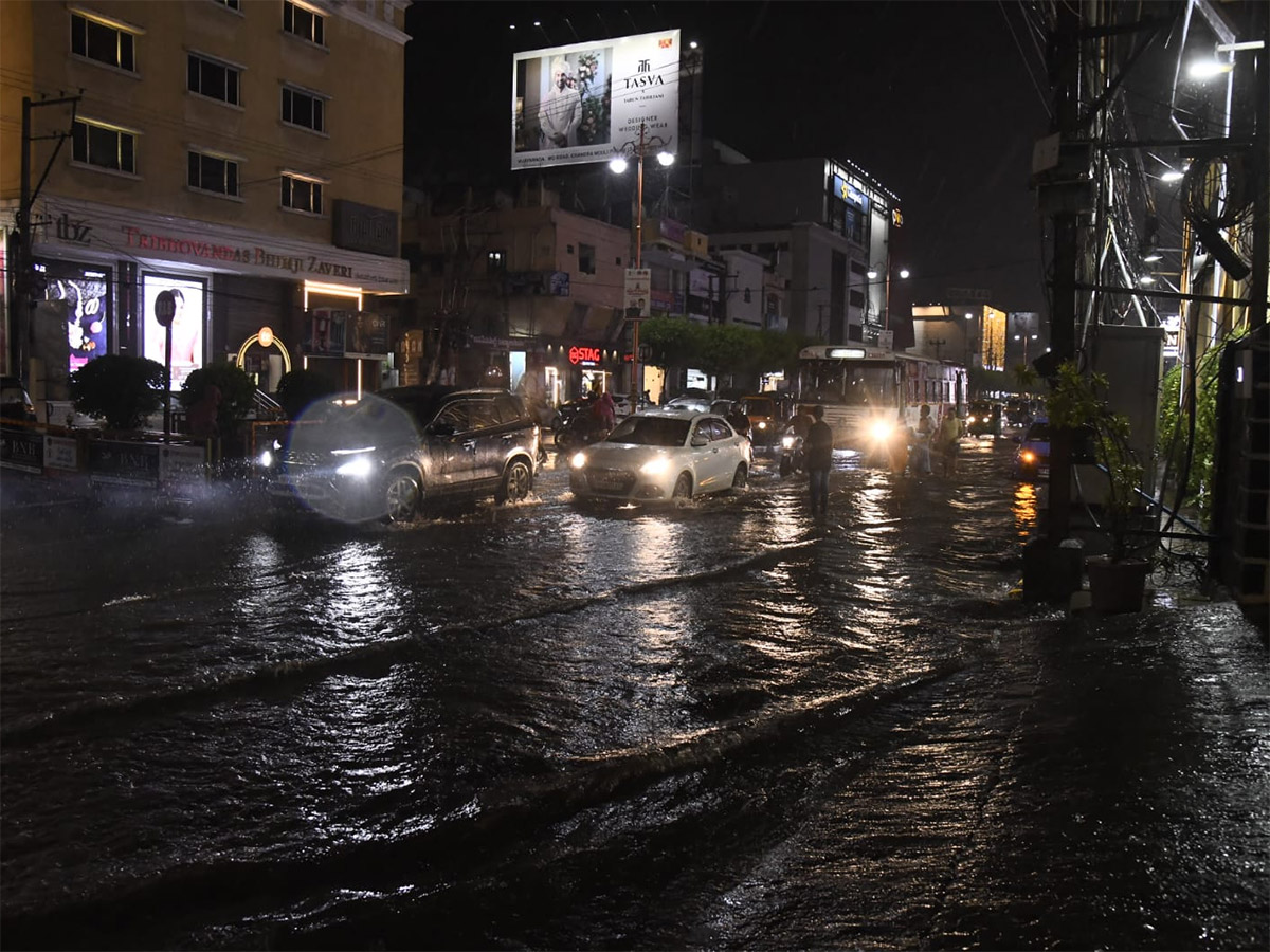 Heavy_20Rain_20in_20Vijayawada_20Today_20Photos__20_2814_29.jpg 14