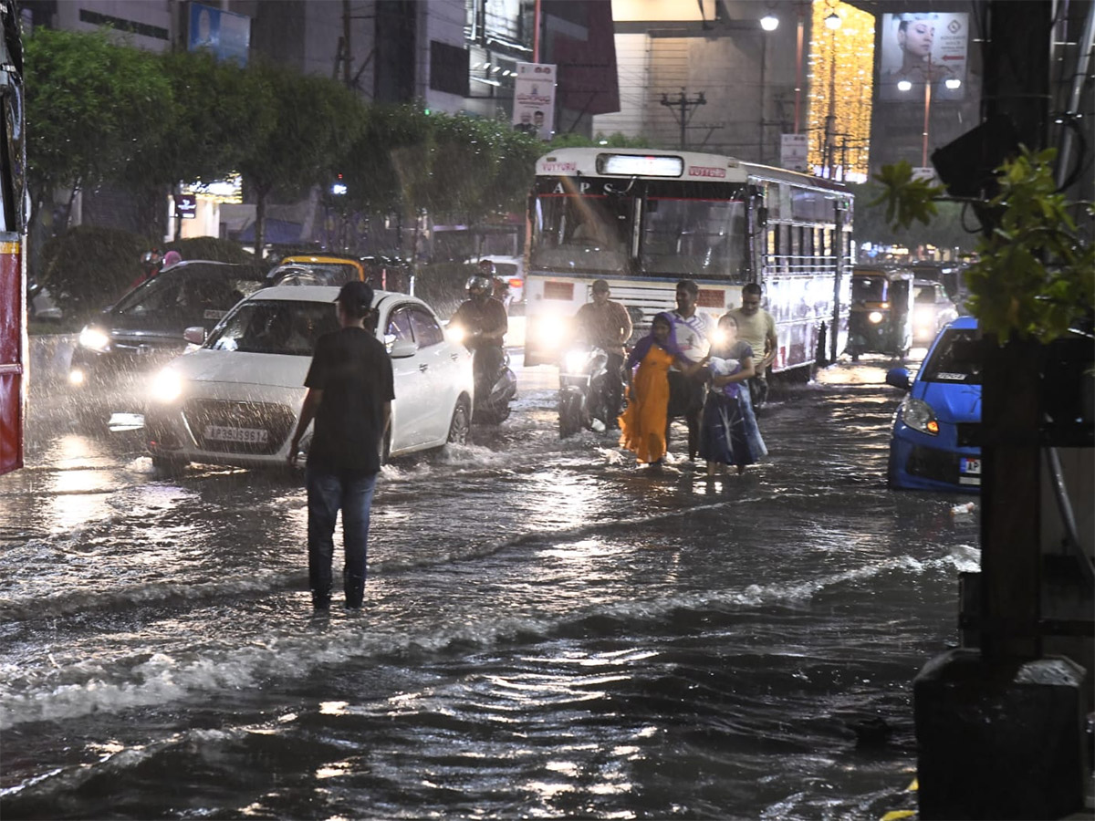 Heavy_20Rain_20in_20Vijayawada_20Today_20Photos__20_2815_29.jpg 15