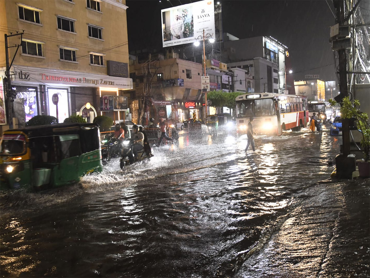 Heavy_20Rain_20in_20Vijayawada_20Today_20Photos__20_2816_29.jpg 16