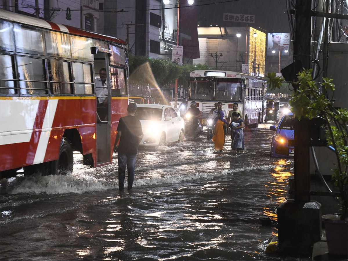Heavy_20Rain_20in_20Vijayawada_20Today_20Photos__20_2817_29.jpg 17