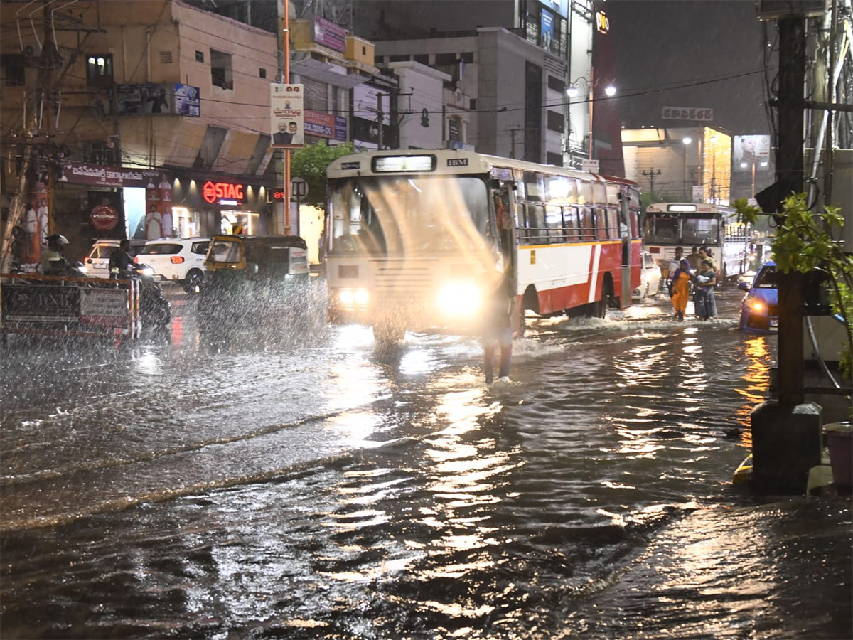 Heavy_20Rain_20in_20Vijayawada_20Today_20Photos__20_2818_29.jpg 18
