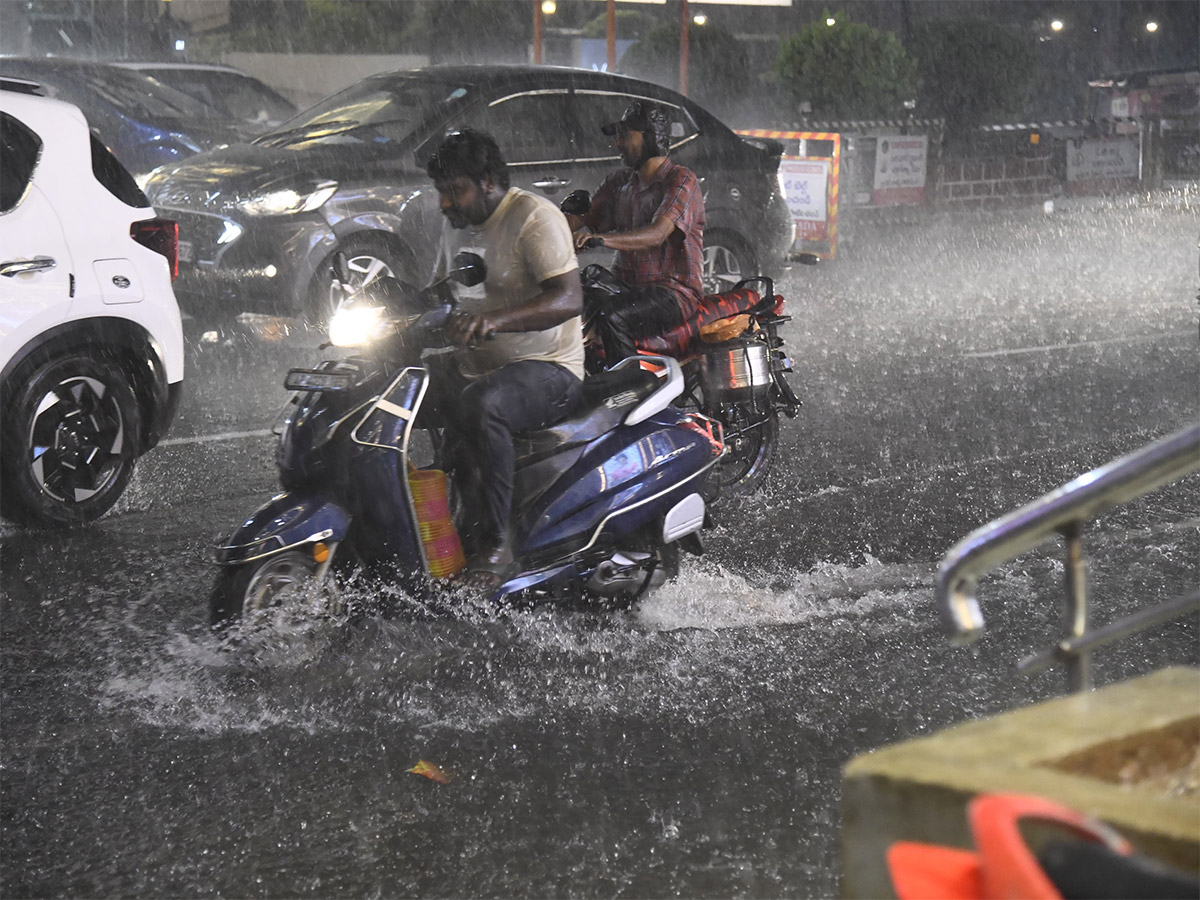 Heavy_20Rain_20in_20Vijayawada_20Today_20Photos__20_2819_29.jpg 19