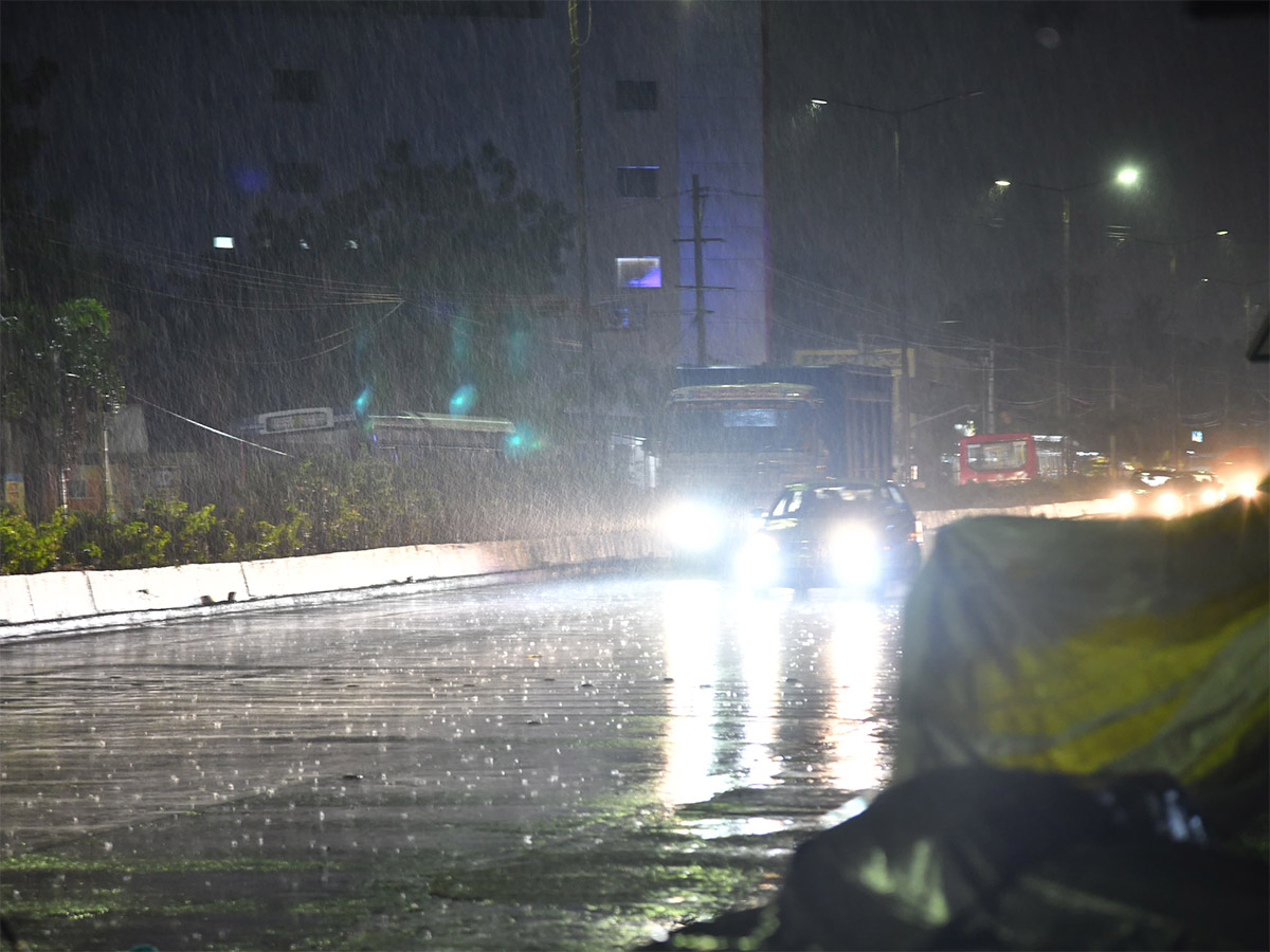 Heavy_20Rain_20in_20Vijayawada_20Today_20Photos__20_2822_29.jpg 22