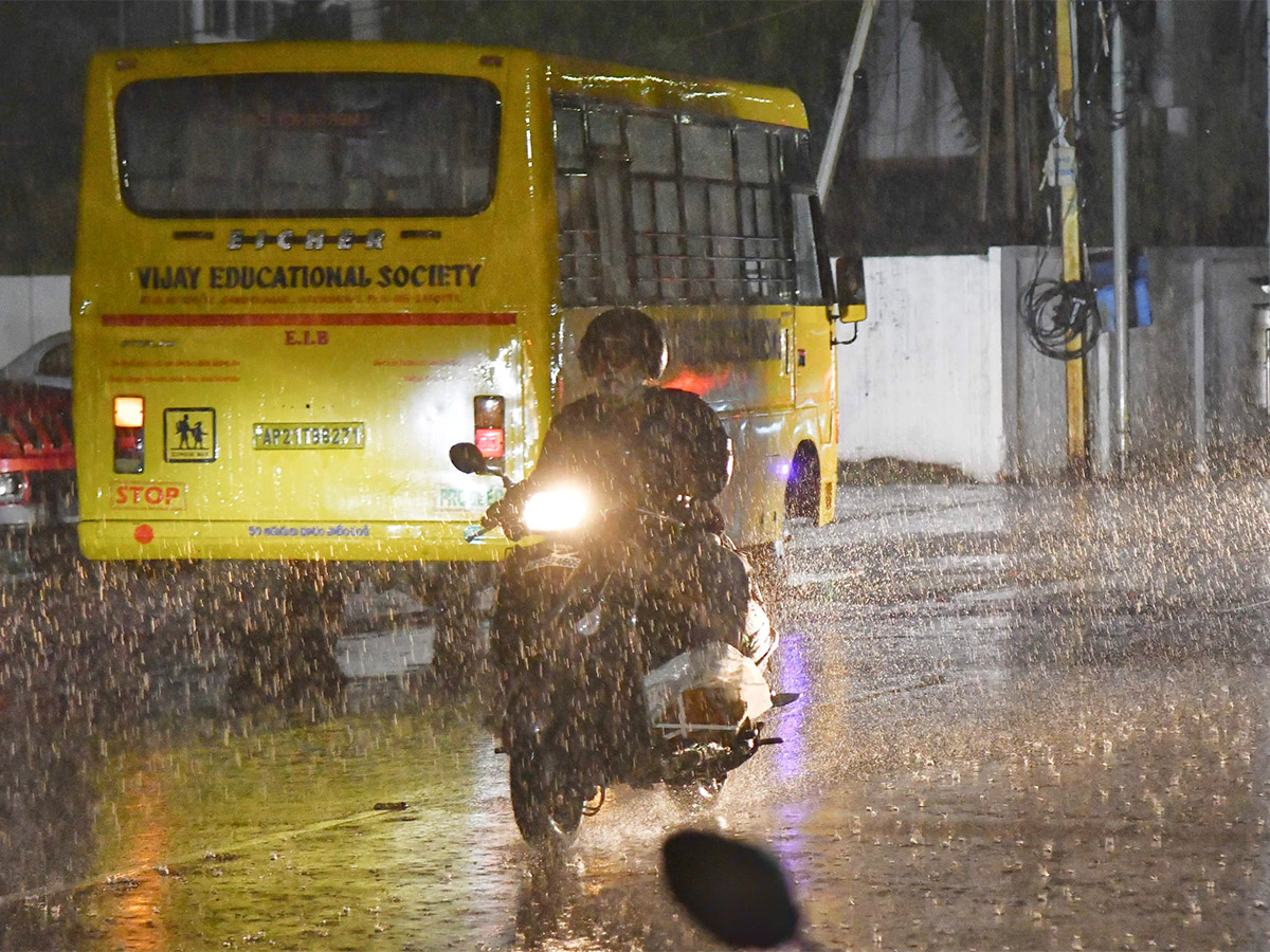 Heavy_20Rain_20in_20Vijayawada_20Today_20Photos__20_2823_29.jpg 23