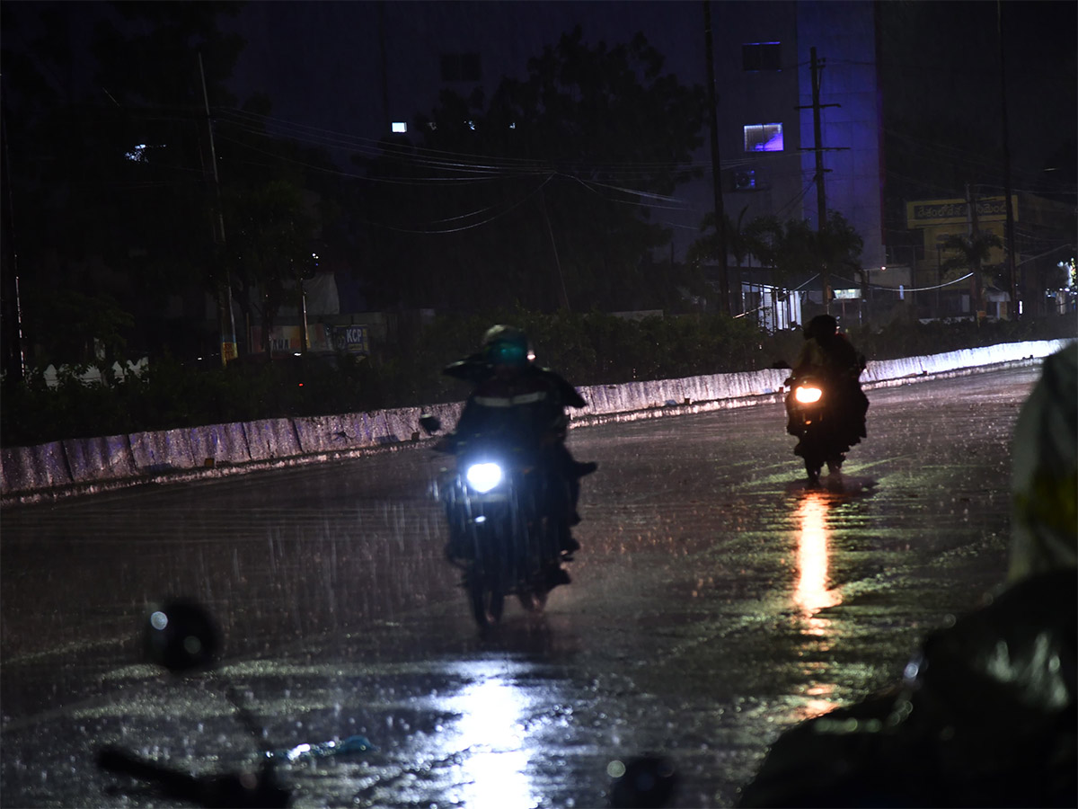 Heavy_20Rain_20in_20Vijayawada_20Today_20Photos__20_2825_29.jpg 25