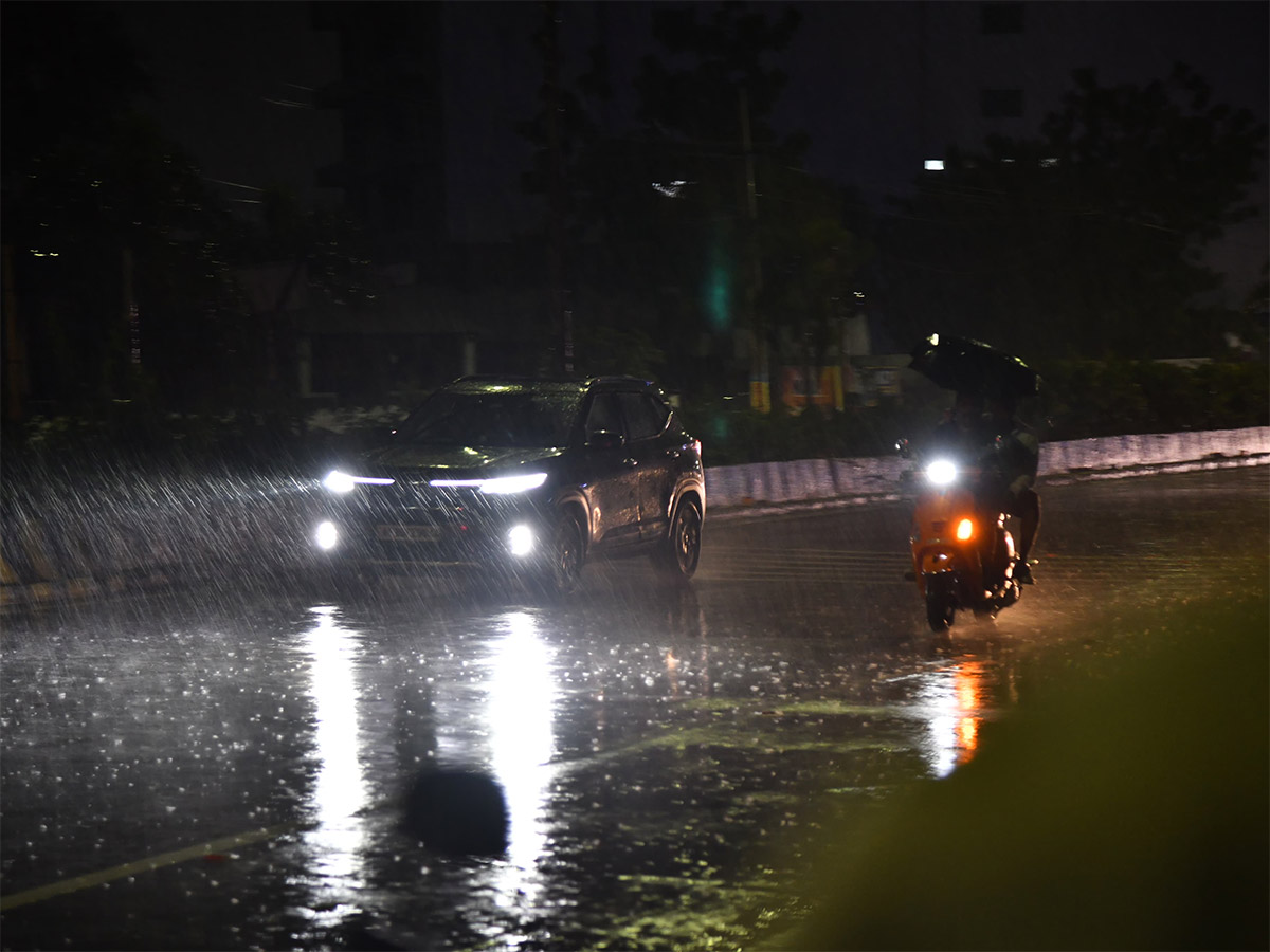 Heavy_20Rain_20in_20Vijayawada_20Today_20Photos__20_2826_29.jpg 26
