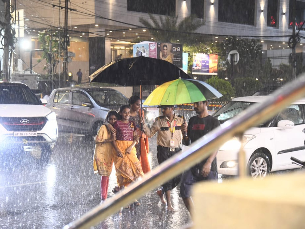 Heavy_20Rain_20in_20Vijayawada_20Today_20Photos__20_283_29.jpg 3