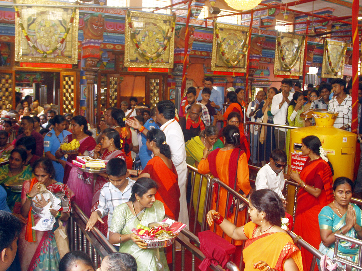 Huge_20Devotees_20Rush_20At_20Indrakeeladri_20Photos__20_285_29.jpg 5