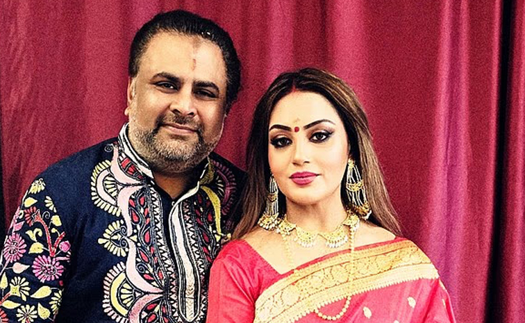 Sidhartha_20mukherjee_20and_20his_20wife_20Sunita.jpg