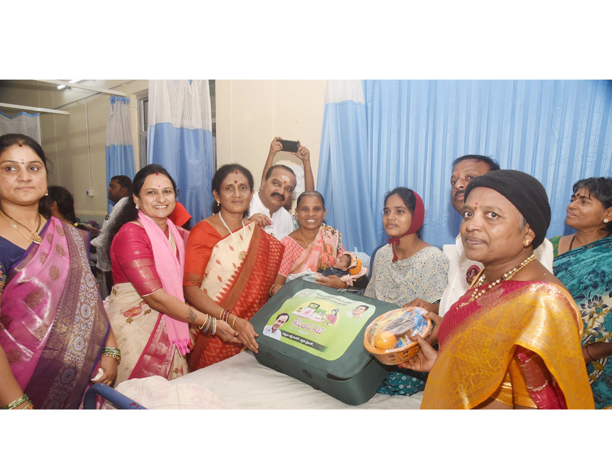 KCR_20kits_20Distributed_20on_20The_20occasion_20of_20KTR_20birthday_20Photos_20_20_2812_29.jpg 12