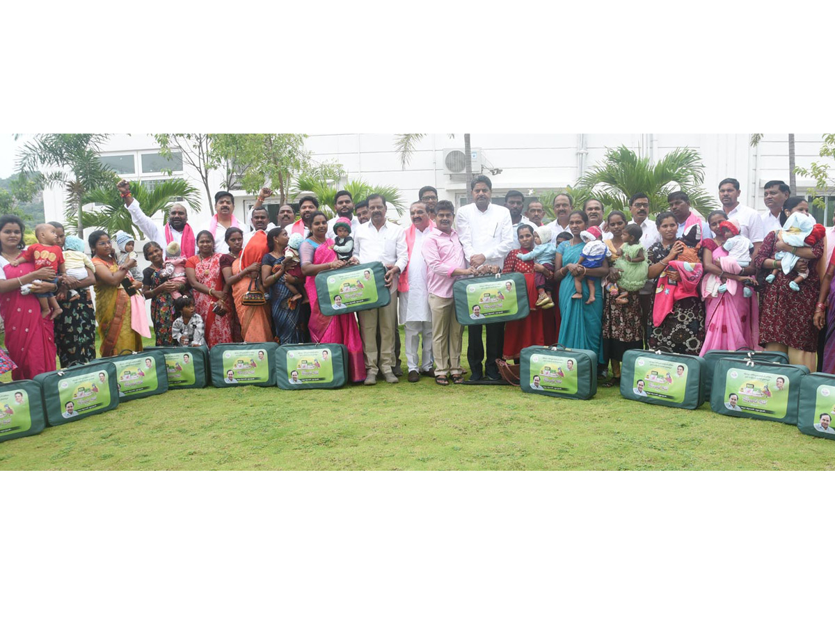KCR_20kits_20Distributed_20on_20The_20occasion_20of_20KTR_20birthday_20Photos_20_20_283_29.jpg 4