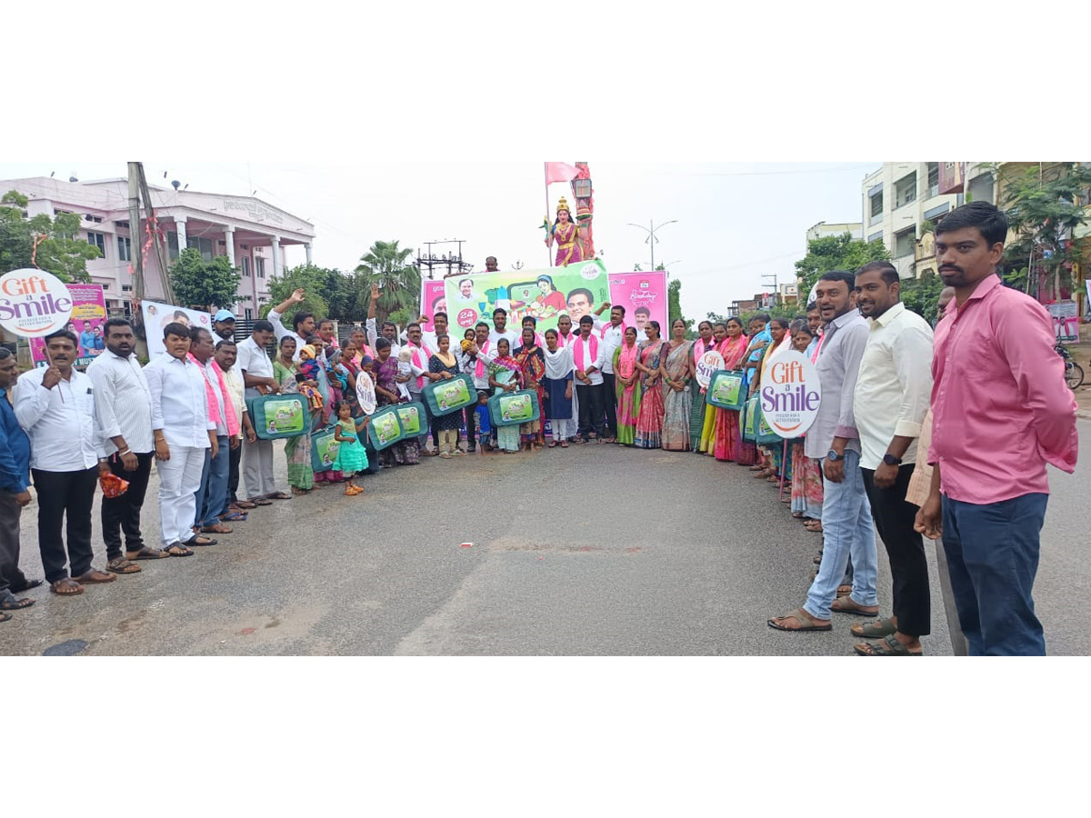 KCR_20kits_20Distributed_20on_20The_20occasion_20of_20KTR_20birthday_20Photos_20_20_285_29.jpg 6