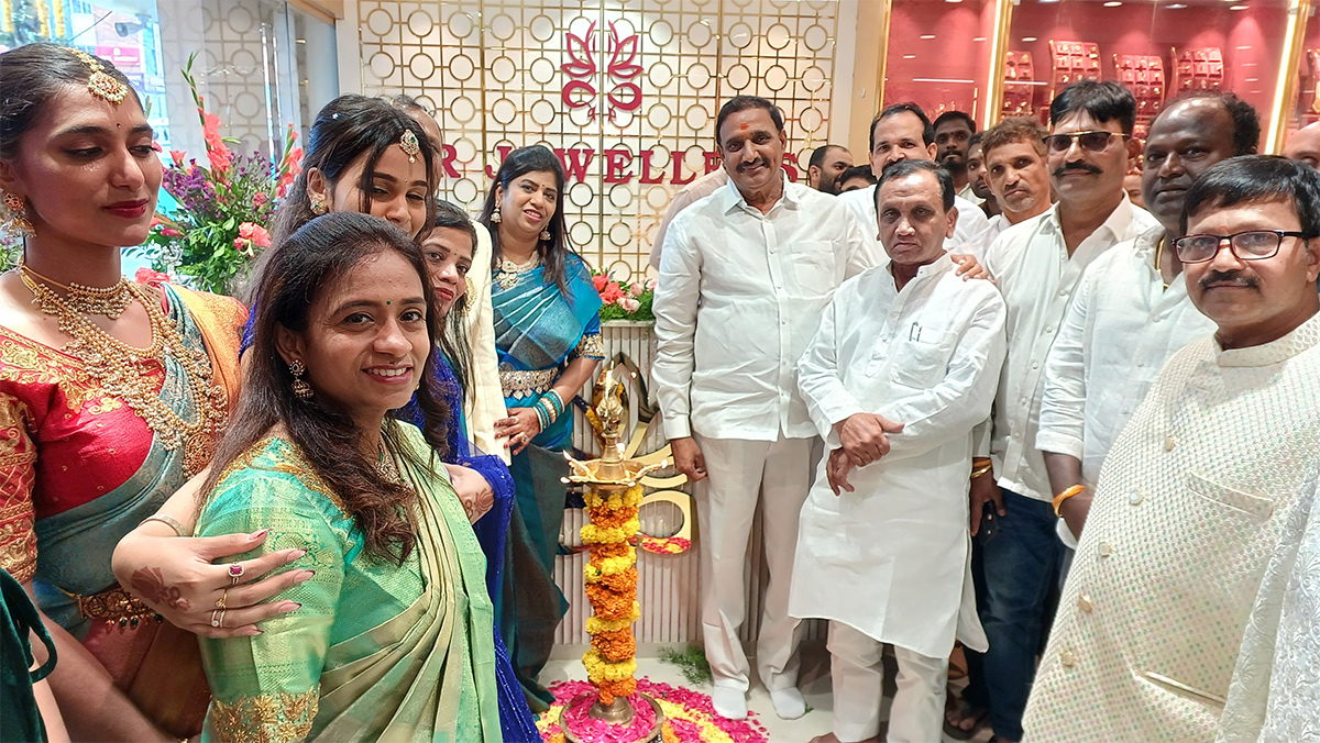 Anchor_20Suma_20creates_20buzz_20at_20jewelry_20shop_20opening__20_2811_29.jpg 11