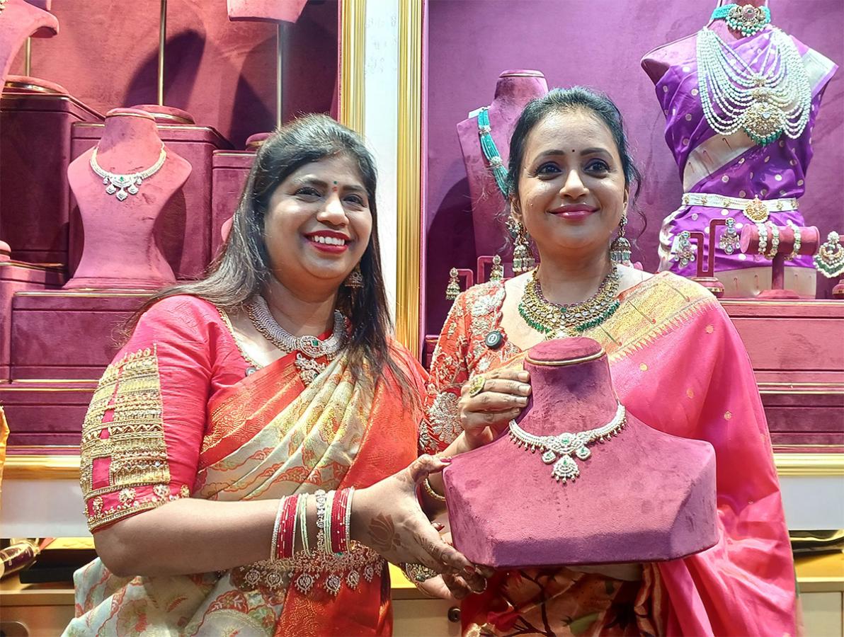 Anchor_20Suma_20creates_20buzz_20at_20jewelry_20shop_20opening__20_2812_29.jpg 12