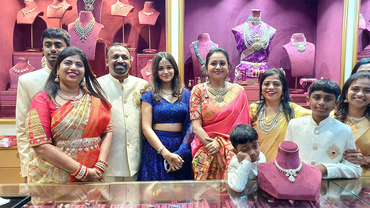 Anchor_20Suma_20creates_20buzz_20at_20jewelry_20shop_20opening__20_2813_29.jpg 13