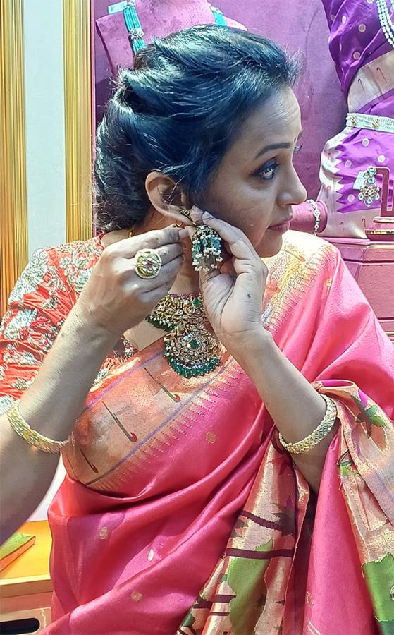Anchor_20Suma_20creates_20buzz_20at_20jewelry_20shop_20opening__20_2814_29.jpg 14