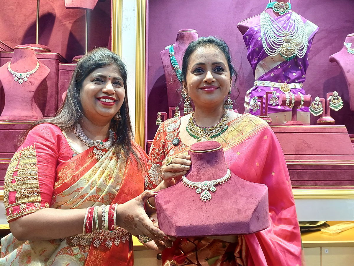 Anchor_20Suma_20creates_20buzz_20at_20jewelry_20shop_20opening__20_281_29.jpg 1