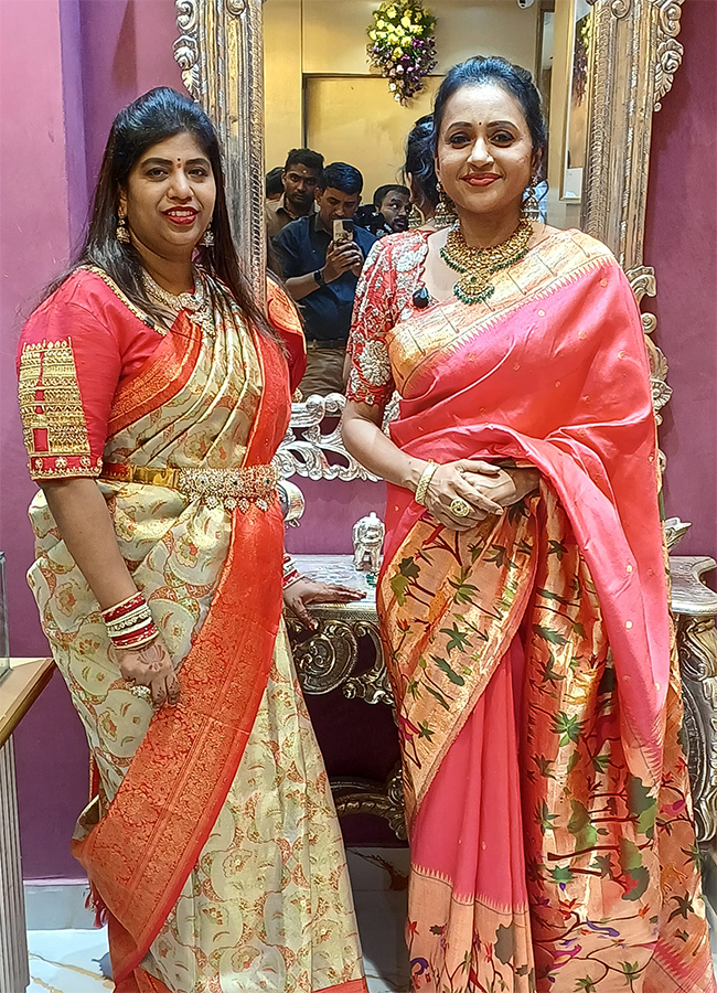 Anchor_20Suma_20creates_20buzz_20at_20jewelry_20shop_20opening__20_283_29.jpg 3