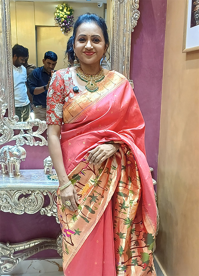 Anchor_20Suma_20creates_20buzz_20at_20jewelry_20shop_20opening__20_285_29.jpg 5