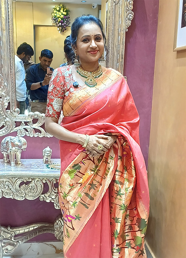 Anchor_20Suma_20creates_20buzz_20at_20jewelry_20shop_20opening__20_286_29.jpg 6