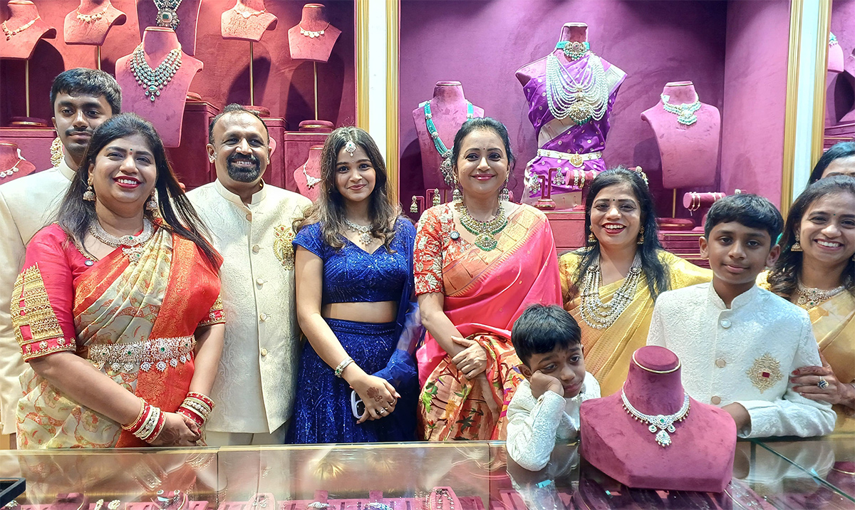 Anchor_20Suma_20creates_20buzz_20at_20jewelry_20shop_20opening__20_288_29.jpg 8