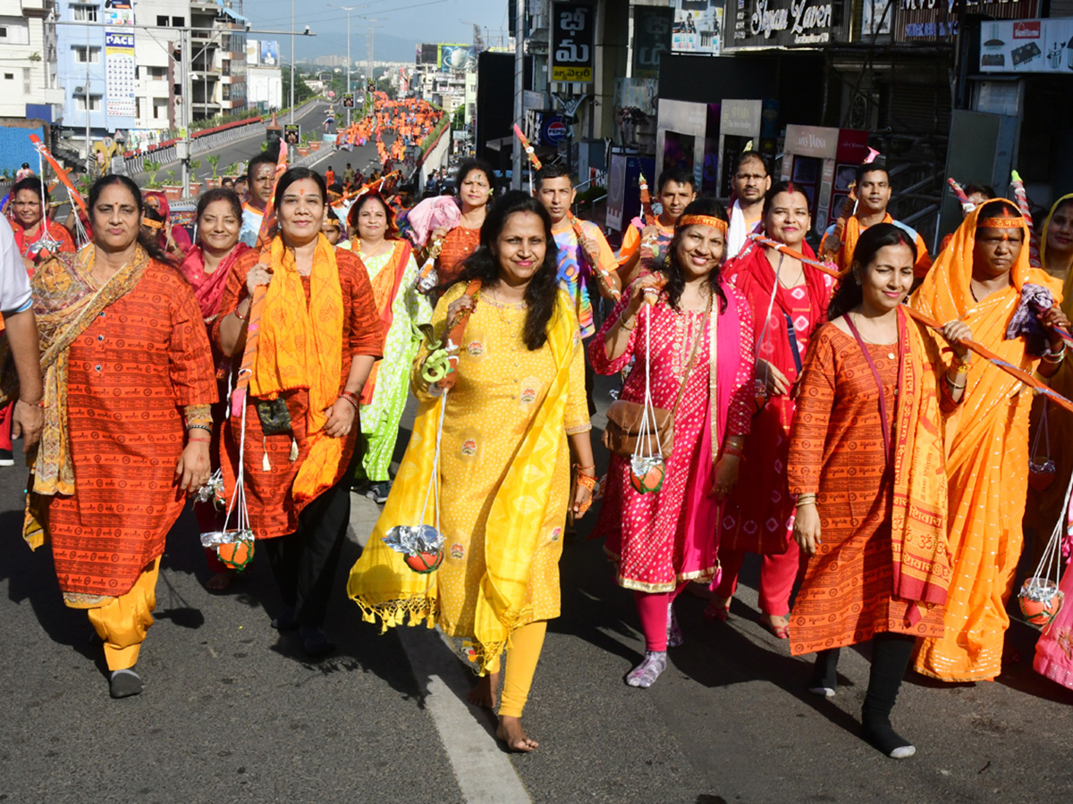 Devotional_20_20Kawadi_20Yatra_20in_20Visakhapatnam_20Photos_20__20_287_29.jpg 7