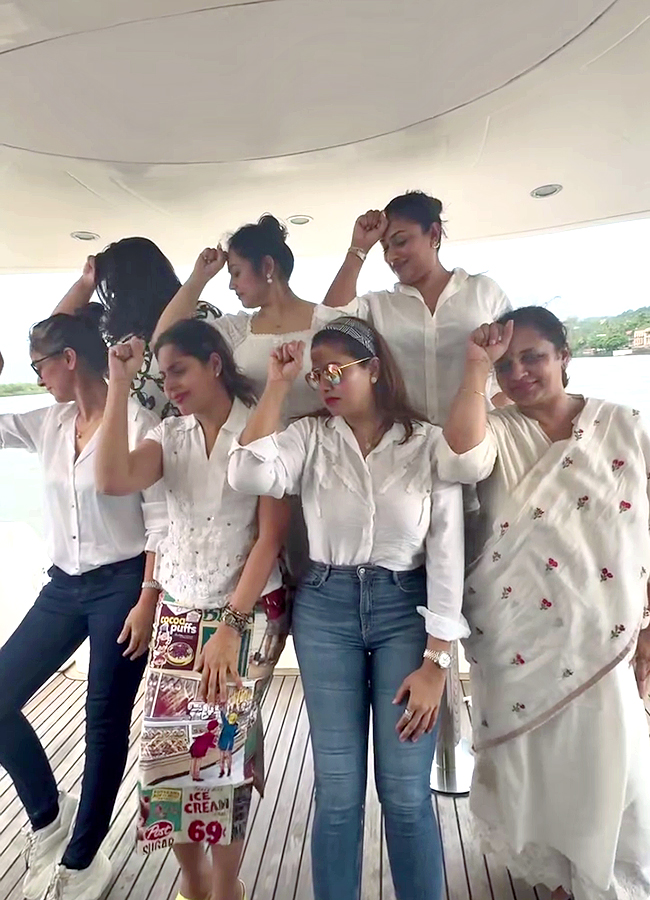 90s_20stars_20reunite_20in_20style_20for_20a_20joyful_20celebration_20in_20Goa_20__20_2810_29_0.jpg 10