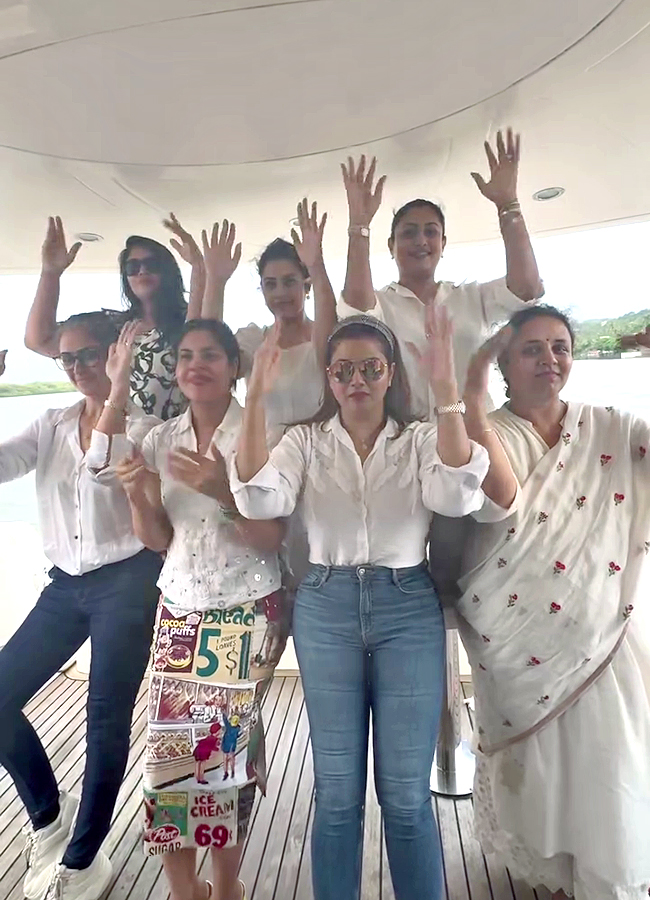 90s_20stars_20reunite_20in_20style_20for_20a_20joyful_20celebration_20in_20Goa_20__20_2812_29_0.jpg 12