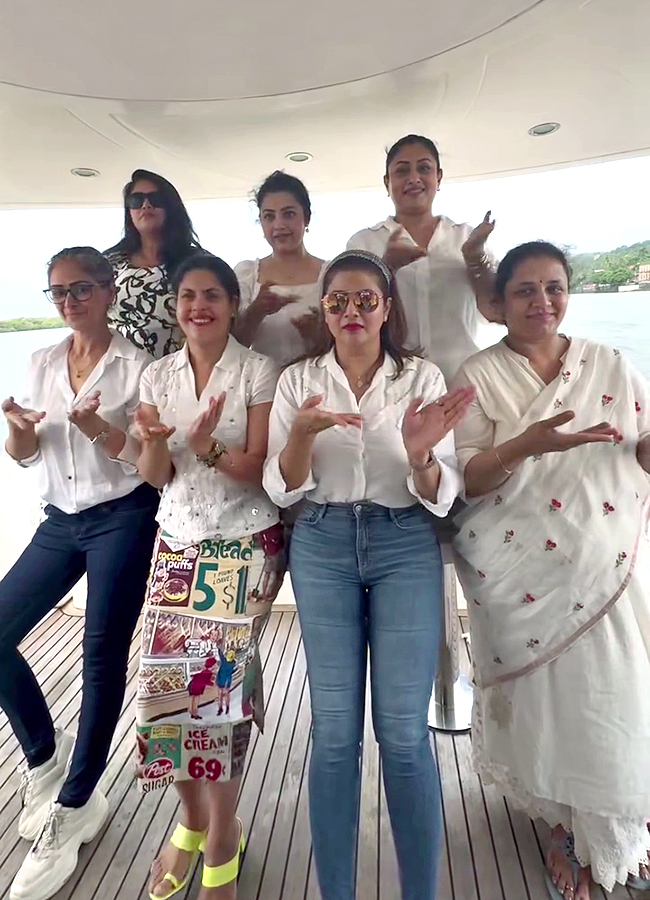 90s_20stars_20reunite_20in_20style_20for_20a_20joyful_20celebration_20in_20Goa_20__20_2813_29_0.jpg 13