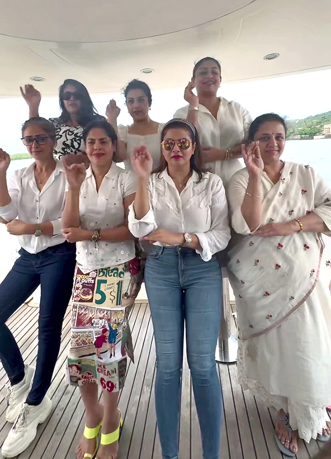 90s_20stars_20reunite_20in_20style_20for_20a_20joyful_20celebration_20in_20Goa_20__20_2815_29_0.jpg 15